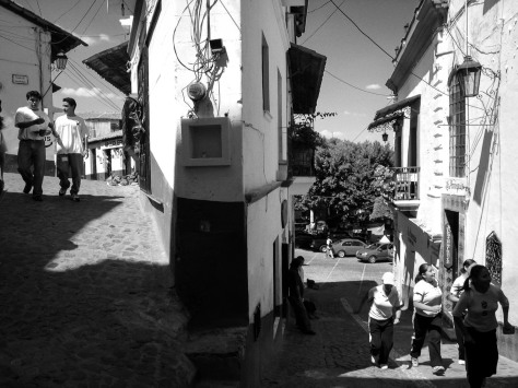 Image of a narrow building on the steep streets of Taxco. Photo by Eduardo Libby