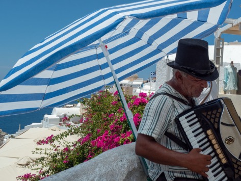 Street musician in Oia, Santorini. Photo by Eduardo Libby