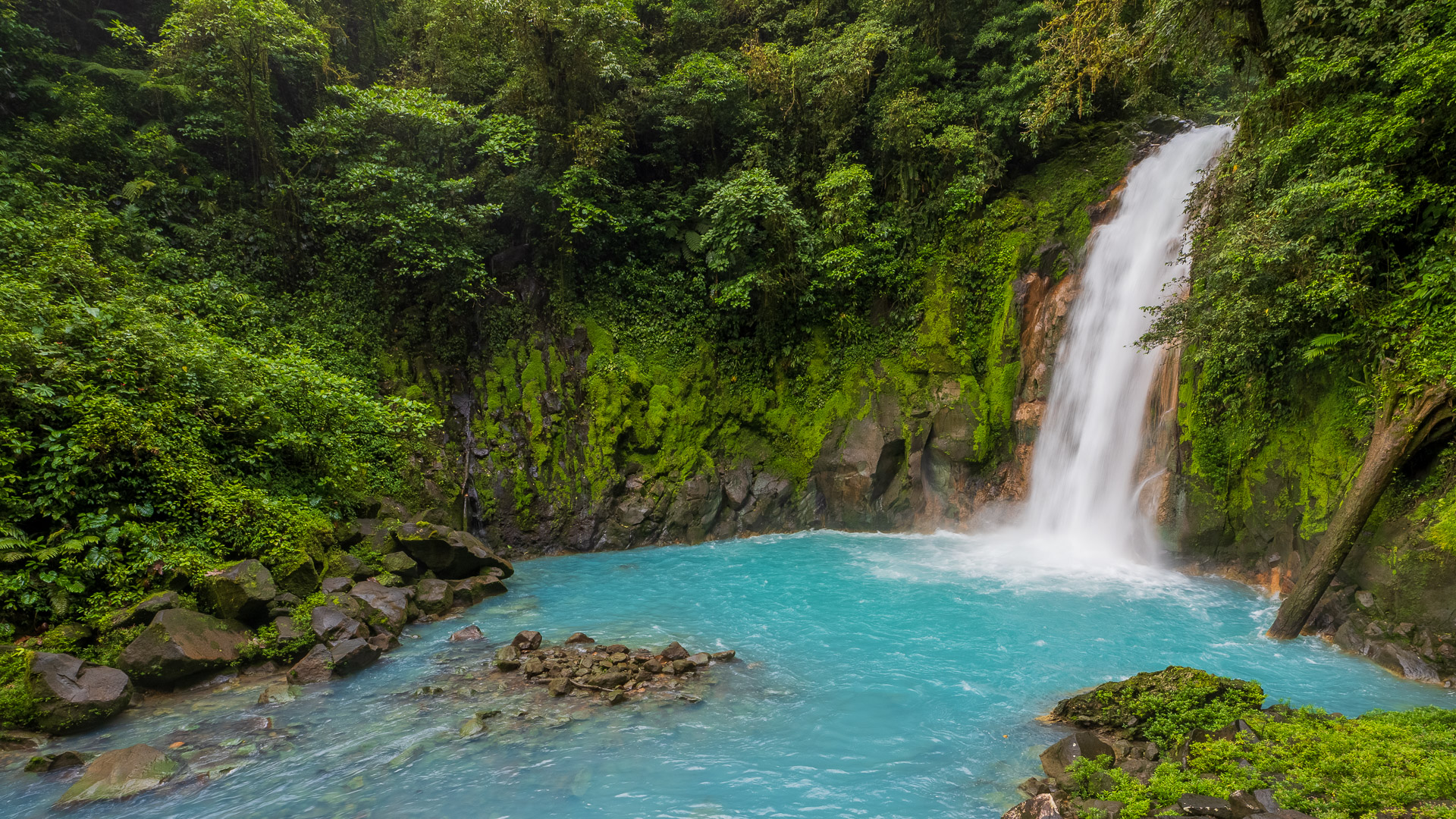 Why is Rio Celeste’s water turquoise-blue?